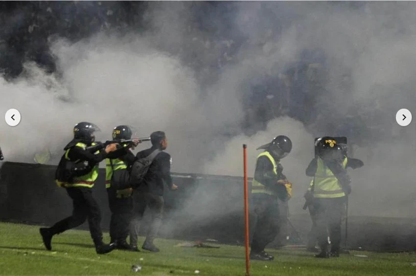 Cảnh sát dùng súng bắn hơi cay để ngăn chặn đám đông. Ảnh: AFP