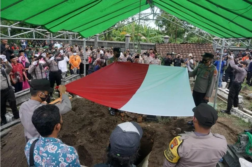 Đám tang một cảnh sát qua đời trong vụ bạo loạn khi đang làm nhiệm vụ. Ảnh: AFP