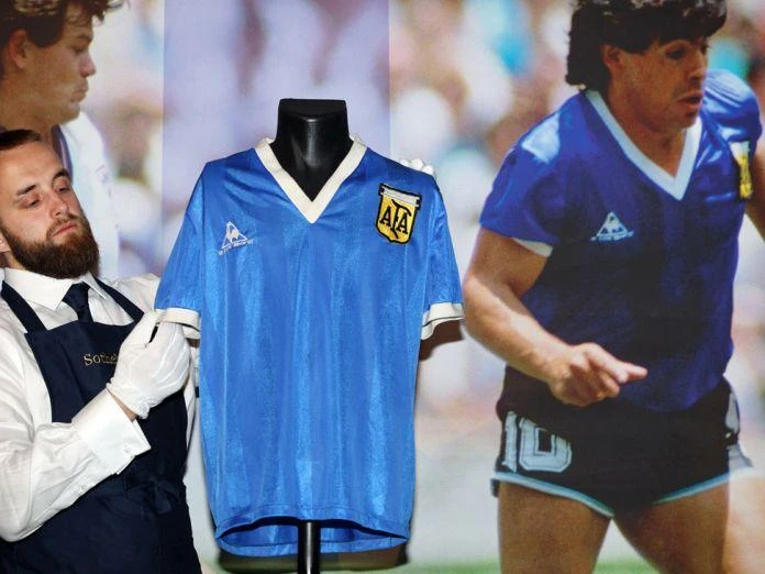 Chiếc áo số 10 huyền thoại, Maradona mặc ghi bàn thắng bằng "bàn tay của Chúa" sẽ nằm trong bảo tàng 3-2-1 ở Qatar, nó sẽ là vật phẩm thu hút du khách nhất mùa World Cup 2022. Ảnh: AFP Chiếc áo số 10 huyền thoại, Maradona mặc ghi bàn thắng bằng "bàn tay của Chúa" sẽ nằm trong bảo tàng 3-2-1 ở Qatar, nó sẽ là vật phẩm thu hút du khách nhất mùa World Cup 2022. Ảnh: AFP