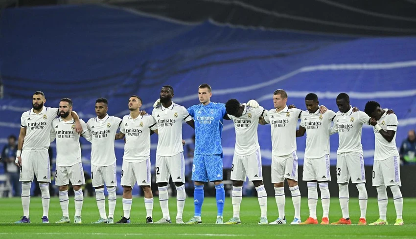 La Liga Tây Ban Nha và CLB Real Madrid tiến hành phút mặc niệm tưởng nhớ nạn nhân vụ Kanjuruhan. Tướng Mochamad Iriawan, Chủ tịch LĐBĐ Indonesia đi bên cạnh Tổng thống Widodo. Ông Iriawan đang chịu áp lực dư luận buộc từ chức.