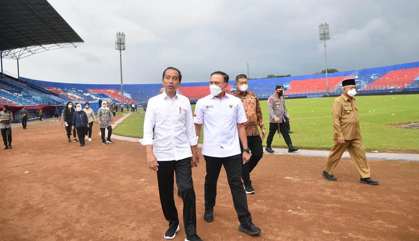 Tổng thống Widodo và Chủ tịch LĐBĐ Indonesia, Tướng Mochamad Iriawan xem xét sân Kanjuruhan sau thảm kịch. Sân Kanjuruhan sau vụ thảm kịch. Tổng thống Widodo quan sát một lối thoát hiểm của sân Kanjuruhan. Có ba quan chức gồm trưởng ban tổ chức sân và hai quan chức phụ trách an ninh trật tự của sân Kanjuruhan đã bị kết tội. Thảm họa gây nên cái chết của 131 nạn nhân, thảm họa đứng thứ nhì về số người chết trong lịch sử bóng đá nhân loại. Ba cảnh sát đã bị bắt gồm người ra lệnh và hai cảnh sát khai hỏa hơi cay và bom cháy. Các đội tuyển Indonesia gồm tuyển Futsal và U-17 đang thi đấu nước ngoài đeo dải băng tang trên tay. Nhiều nơi ở Indonesia tưởng niệm nạn nhân xấu số của thảm kịch 1-10. La Liga Tây Ban Nha và CLB Real Madrid tiến hành phút mặc niệm tưởng nhớ nạn nhân vụ Kanjuruhan. Tướng Mochamad Iriawan, Chủ tịch LĐBĐ Indonesia đi bên cạnh Tổng thống Widodo. Ông Iriawan đang chịu áp lực dư luận buộc từ chức.