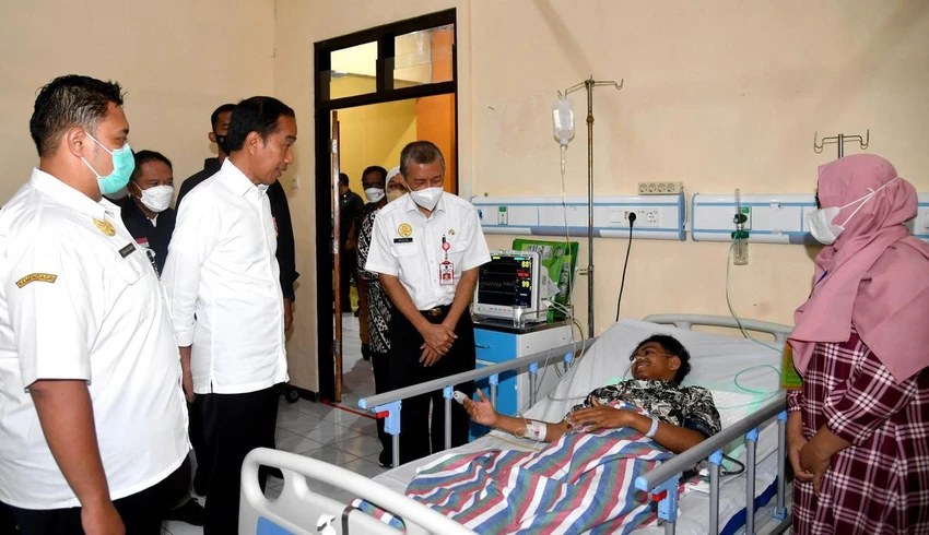 Tổng thống Indonesia Joko Widodo vào thăm các nạn nhân trong vụ thảm kịch trên sân Kanjuruhan đêm 1-10 tại một bệnh viện ở Malang. Cảnh sát Indonesia đang điều tra vào việc ai ra lệnh bắn hơi cay và bom cháy vào đám đông trong sân, vi phạm quy định trận đấu của FIFA. Nhiều người đập cửa gió thông thoáng để thoát hơi cay và bom cháy trong sân. Tổng thống Widodo và Chủ tịch LĐBĐ Indonesia, Tướng Mochamad Iriawan xem xét sân Kanjuruhan sau thảm kịch. Sân Kanjuruhan sau vụ thảm kịch. Tổng thống Widodo quan sát một lối thoát hiểm của sân Kanjuruhan. Có ba quan chức gồm trưởng ban tổ chức sân và hai quan chức phụ trách an ninh trật tự của sân Kanjuruhan đã bị kết tội. Thảm họa gây nên cái chết của 131 nạn nhân, thảm họa đứng thứ nhì về số người chết trong lịch sử bóng đá nhân loại. Ba cảnh sát đã bị bắt gồm người ra lệnh và hai cảnh sát khai hỏa hơi cay và bom cháy. Các đội tuyển Indonesia gồm tuyển Futsal và U-17 đang thi đấu nước ngoài đeo dải băng tang trên tay. Nhiều nơi ở Indonesia tưởng niệm nạn nhân xấu số của thảm kịch 1-10. La Liga Tây Ban Nha và CLB Real Madrid tiến hành phút mặc niệm tưởng nhớ nạn nhân vụ Kanjuruhan. Tướng Mochamad Iriawan, Chủ tịch LĐBĐ Indonesia đi bên cạnh Tổng thống Widodo. Ông Iriawan đang chịu áp lực dư luận buộc từ chức.