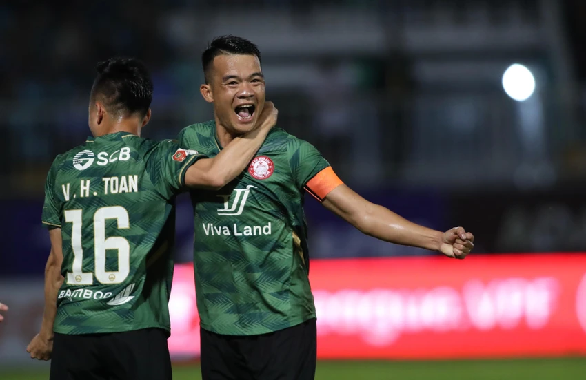 Đội trưởng Hoàng Thịnh có bàn mở điểm cho đội khách TP.HCM. Ảnh: ANH PHƯƠNG Đội trưởng Hoàng Thịnh có bàn mở điểm cho đội khách TP.HCM. Ảnh: ANH PHƯƠNG