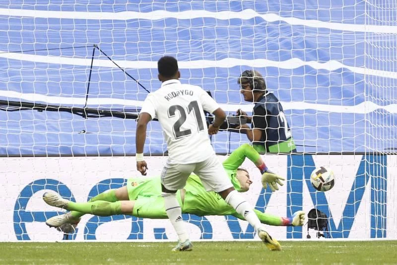 Rodrygo "chốt" trận đấu 3-1 cho Real từ chấm 11m. Thời điểm Ferran Torres rút ngắn 1-2 cũng là... lúc trận đấu bùng nổ. Carlo Ancelotti chia sẻ với đồng nghiệp trẻ Xavi.
