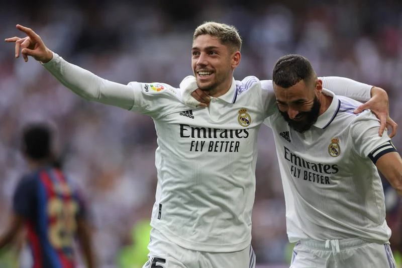 Đội trưởng Benzema chia vui cùng đồng đội Federico. Thắng trận rồi, Benzema sẽ bay về Pháp nhận danh hiệu Quả bóng vàng 2022 dưới ánh mắt "tâm phục khẩu phục" của cả thế giới bóng đá? Thủ thành Marc Andre ter Stegen của Barcelona hai trận liền sáu lần vào lưới nhặt bóng trước các chân sút Inter và Real Madrid. Tuyển thủ trẻ Tây Ban Nha Ferran Torres có bàn danh dự cho Barcelona phút 83. Real Madrid lại vào guồng chiến thắng dẫn đầu La Liga và dẫn đầu bảng F Champions League. Lão tướng Luka Modric vẫn là "hạt nhân" trong chiến thắng ở El Clasico. Rodrygo "chốt" trận đấu 3-1 cho Real từ chấm 11m. Thời điểm Ferran Torres rút ngắn 1-2 cũng là... lúc trận đấu bùng nổ. Carlo Ancelotti chia sẻ với đồng nghiệp trẻ Xavi.