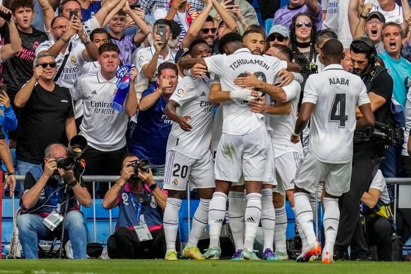Real Madrid lại vào guồng chiến thắng dẫn đầu La Liga và dẫn đầu bảng F Champions League. Lão tướng Luka Modric vẫn là "hạt nhân" trong chiến thắng ở El Clasico. Rodrygo "chốt" trận đấu 3-1 cho Real từ chấm 11m. Thời điểm Ferran Torres rút ngắn 1-2 cũng là... lúc trận đấu bùng nổ. Carlo Ancelotti chia sẻ với đồng nghiệp trẻ Xavi.