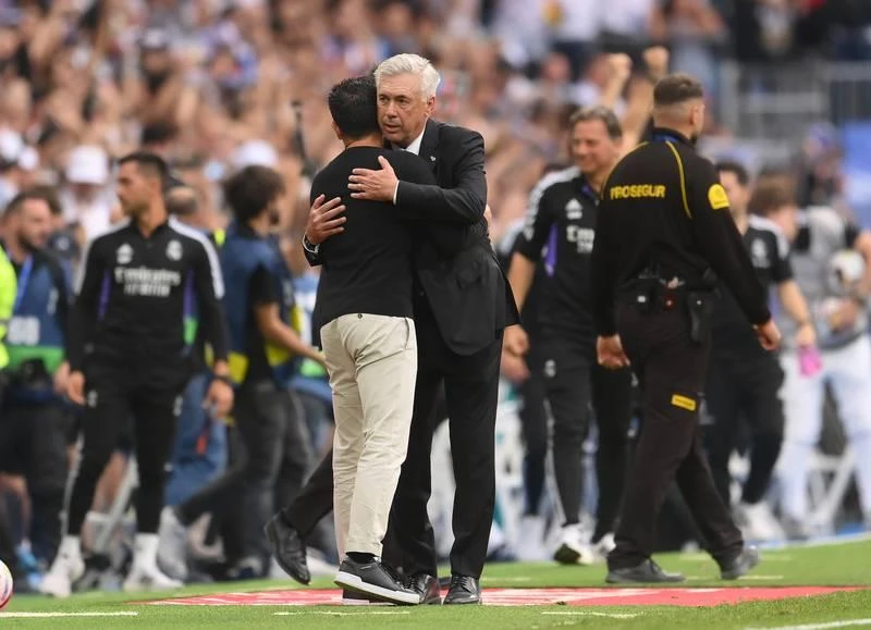 Carlo Ancelotti chia sẻ với đồng nghiệp trẻ Xavi.