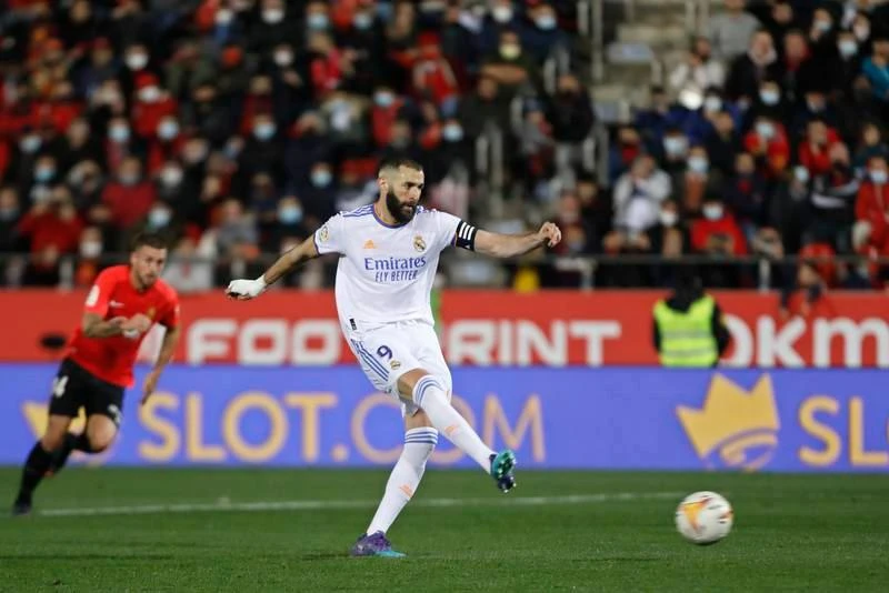 "Huyền thoại của những huyền thoại Pháp" tất nhiên thuộc về Quả bóng vàng 2022 - Karim Benzema- 413 bàn (Lyon 66, Real Madrid 311, Pháp 36). Thứ hai thuộc về huyền thoại Thierry Henry 411 bàn (Monaco 28, Juventus 3, Arsenal 228, Barcelona 49, New York Red Bulls 52, Pháp 51).
