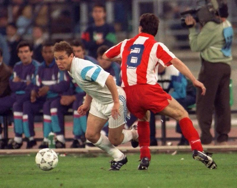 Jean-Pierre Papin thứ tư-332 bàn (Valenciennes 16, Club Brugge 32, Marseille 184, AC Milan 31, Bayern Munich 6, Bordeaux 30, Guingamp 3, Pháp 30). David Trezeguet- 307 bàn (Platense 0, Monaco 62, Juventus 171, Hercules 12, Baniyas 0, River Plate 17, Newell's Old Boys 9, Pune City 2, Pháp 34). Huyền thoại "sống" còn chơi cho AC Milan Oliver Giroud- 307 bàn (Platense 0, Monaco 62, Juventus 171, Hercules 12, Baniyas 0, River Plate 17, Newell's Old Boys 9, Pune City 2, Pháp 34). Just Fontaine- 288 bàn (USM Casablanca 62, Nice 51, Reims 145, France 30). Djibril Cisse- 280 bàn (Auxerre 90, Liverpool 24, (Marseille (cho mượn) 37, Sunderland (cho mượn) 11, Panathinaikos 55, Lazio 5, QPR 10, Al Gharafa 5, Kuban Krasnodar 5, Bastia 6, Saint Pierroise 0, Yverdon-Sport 23, Pháp 9). Antoine Griezmann- 270 bàn (Real Sociedad 52, Atletico Madrid 133, Barcelona 55, Atletico Madrid (cho mượn) 8, Pháp 42). Youri Djorkaeff-254 bàn (Grenoble 24, Strasbourg 25, Monaco 67, Paris Saint-Germain 19, Inter Milan 39, Kaiserslautern 18, Bolton Wanderers 21, Blackburn Rovers 0, Metro Stars 11, New York Red Bulls 2, Pháp 28). Nikolas Enelka- 224 bàn (Paris Saint-Germain 1, Arsenal 28, Real Madrid 7, PSG 18, Liverpool (cho mượn) 5, Manchester City 45, Fenerbahce 16, Bolton Wanderers 23, Chelsea 59, Shanghai Shenhua 4, Juventus (cho mượn) 0, West Bromwich Albion 2, Mumbai City 2, Pháp 14). Kylian Mbappe-213 bàn (Monaco 27, Paris Saint-Germain (cho mượn) 21, PSG 158, Pháp 24). Eric Cantona- 185 bàn (Auxerre 29, Martigues (cho mượn) 4, Marseille 14, Bordeaux (cho mượn) 8, Montpellier (cho mượn) 14, Nimes 2, Leeds United 14, Manchester United 82, Pháp 20). Zinedine Zidane - 156 bàn - (Cannes 6, Bordeaux 39, Juventus 31, Real Madrid 49, Pháp 31).