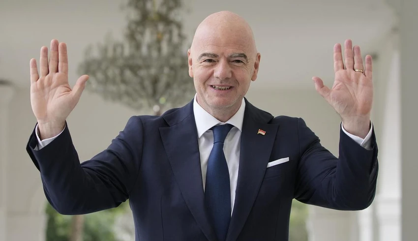 Khi thảm họa Kanjuruhan xảy ra, Chủ tịch Infantino chia sẻ: "Đây là một trong những ngày đen tối nhất của bóng đá nhân loại". ...Nhưng FIFA không trừng phạt bóng đá Indonesia mà giúp đỡ cùng nhau tiến bộ, đó mới là thông điệp chính.