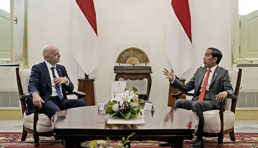 Chủ tịch FIFA nói một câu nổi tiếng ở Phủ Tổng thống Indonesia: "Chúng tôi đã đến đây với các bạn, chúng tôi, đội ngũ FIFA giàu kinh nghiệm sẽ giúp các bạn nâng cấp an toàn bóng đá".