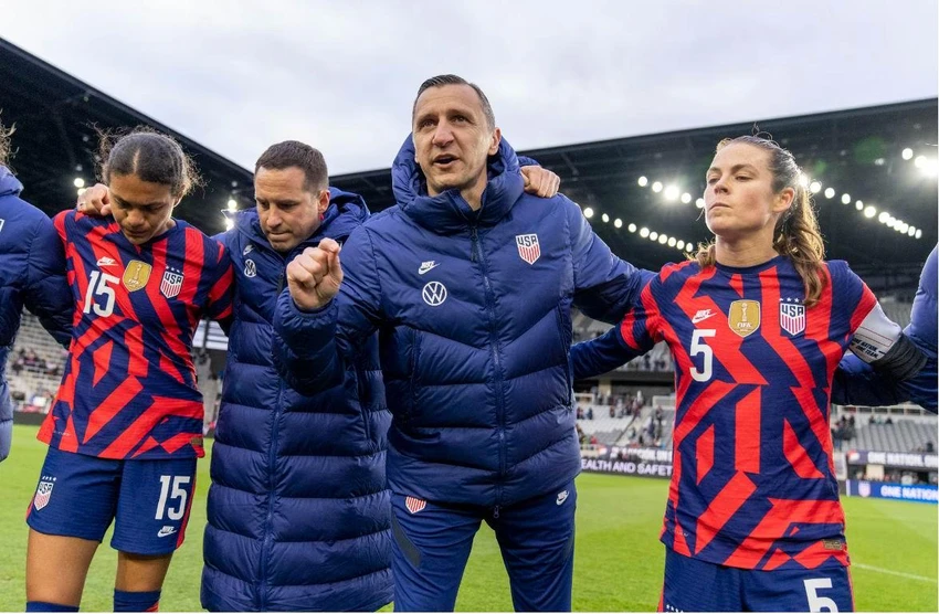 HLV Vlatko Andonovski (thứ ba từ trái sang) cho rằng có chút thách thức ở bảng E. Ảnh: FIFA HLV Vlatko Andonovski (thứ ba từ trái sang) cho rằng có chút thách thức ở bảng E. Ảnh: FIFA