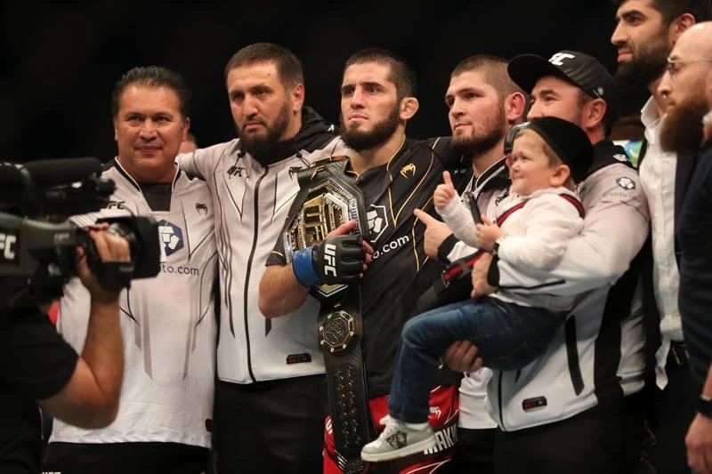 Makhachev (giữa) lên ngôi hạng nhẹ UFC. Ảnh: Nation Makhachev (giữa) lên ngôi hạng nhẹ UFC. Ảnh: Nation