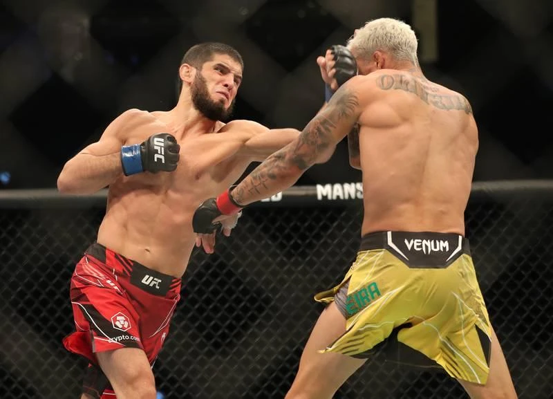 Ngoài đòn vật, siết như ông thầy Khabib, Makhachev còn phát triển các đòn tấn công bằng tay. Ảnh: Nation Ngoài đòn vật, siết như ông thầy Khabib, Makhachev còn phát triển các đòn tấn công bằng tay. Ảnh: Nation