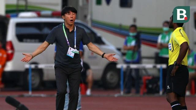 HLV Shin Tae-yong tại AFF Cup 2021. Ảnh: Bola. HLV Shin Tae-yong tại AFF Cup 2021. Ảnh: Bola.