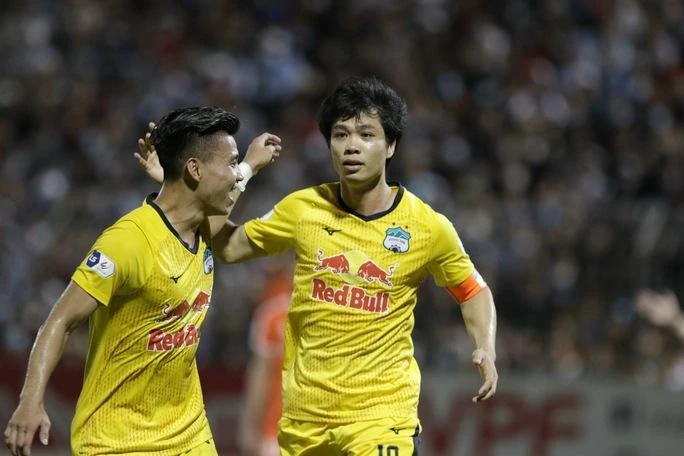 Phượng đá Panenka quá lộ ý đồ, may mà có Văn Thanh cứu cuối trận. Ảnh: CTV Phượng đá Panenka quá lộ ý đồ, may mà có Văn Thanh cứu cuối trận. Ảnh: CTV
