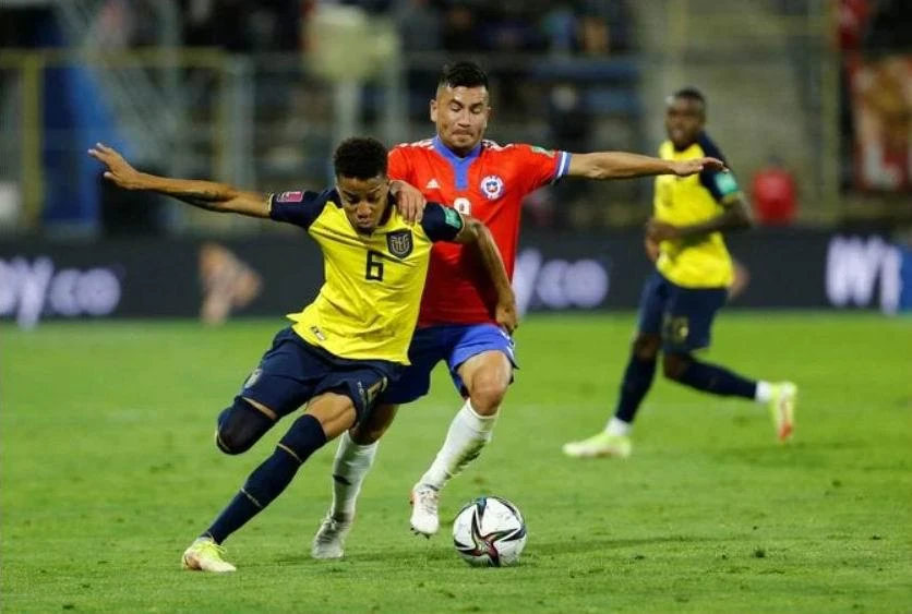 Byron Castillo (6) được Ecuador phù phép hồ sơ để gian lận. Ảnh: AFP