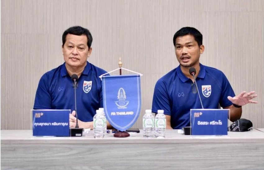Bộ đôi gồm trưởng đoàn Yuthana (trái) và HLV Issara Sritaro. Ảnh: B.P Bộ đôi gồm trưởng đoàn Yuthana (trái) và HLV Issara Sritaro. Ảnh: B.P
