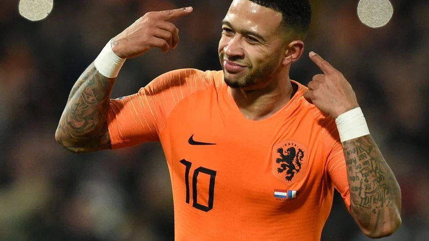 Memphis Depay dù đang chấn thương, nhưng là linh hồn của "cơn lốc màu da cam". Ảnh: Getty Depay World Cup