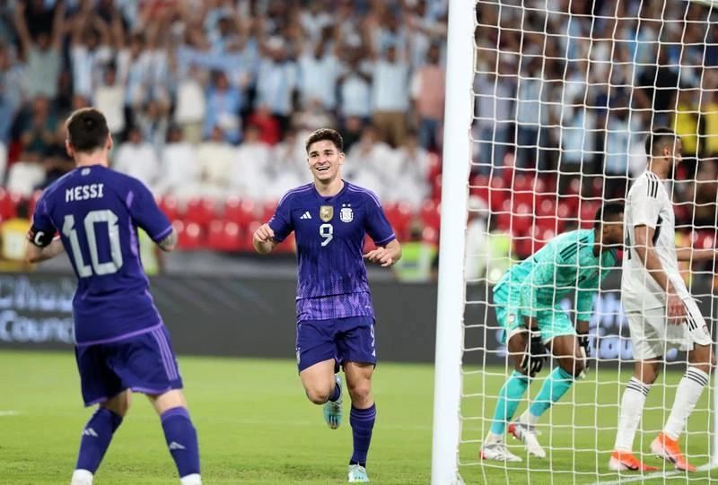 Julian Alvarez cũng góp một bàn cho Argentina. Các chân sút của UAE không có cửa tiếp cận cầu môn đội khách. Thuyền trưởng Rodolfo Arruabanerra, người Argentina của tuyển UAE nêu mục tiêu đánh bại đội bóng đồng hương. Nhưng rõ ràng UAE không phải là đối thủ của Argentina. Julian Alvarez cũng góp một bàn cho Argentina. Các chân sút của UAE không có cửa tiếp cận cầu môn đội khách. Thuyền trưởng Rodolfo Arruabanerra, người Argentina của tuyển UAE nêu mục tiêu đánh bại đội bóng đồng hương. Nhưng rõ ràng UAE không phải là đối thủ của Argentina.