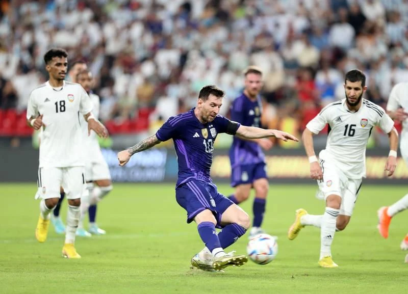 Messi nhảy múa trên sân Mohammad Al Zayed ở Abu Dhabi trong trận giao hữu giữa Argentina và UAE. ...Và tiền đạo của PSG góp một bàn trong chiến thắng "5 sao" trước quân xanh UAE. Còn Di Maria hoàn thành cú đúp vào các phút 25 và 36. Fan của UAE nhưng lại cổ vũ cho Argentina. Một fan UAE giăng ảnh của thần tượng. Messi nhảy múa trên sân Mohammad Al Zayed ở Abu Dhabi trong trận giao hữu giữa Argentina và UAE. ...Và tiền đạo của PSG góp một bàn trong chiến thắng "5 sao" trước quân xanh UAE. Còn Di Maria hoàn thành cú đúp vào các phút 25 và 36. Fan của UAE nhưng lại cổ vũ cho Argentina. Một fan UAE giăng ảnh của thần tượng.