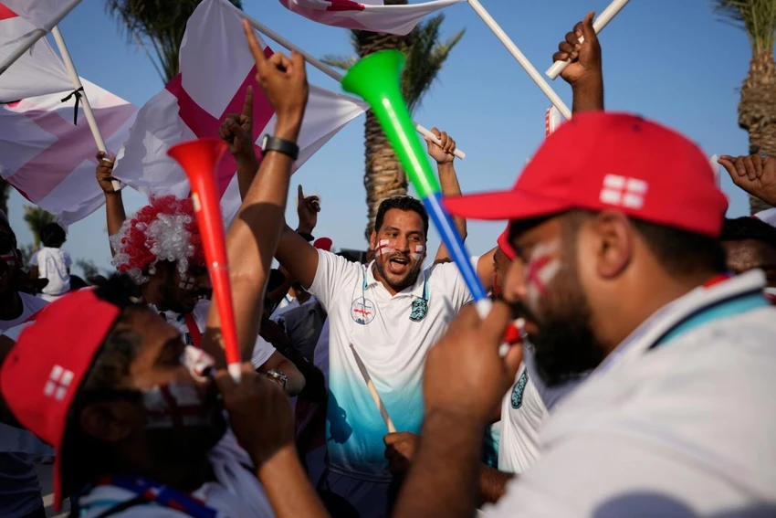 Những gương mặt... rất Nam Á này là fan của tuyển Anh. Ảnh: AP fan rởm ở World Cup