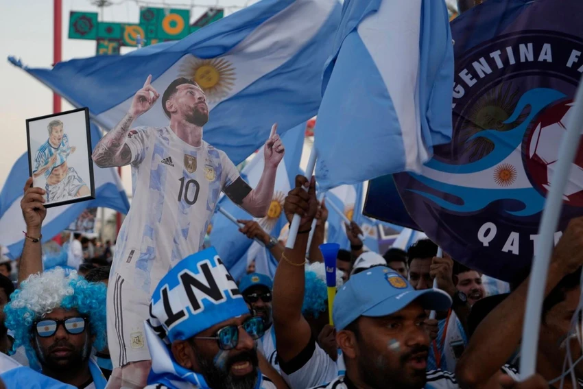 Các fan Nam Á này chọn đội bóng xứ Tango của Messi để yêu - ghét và thổn thức. Ảnh: AP Các fan Nam Á này chọn đội bóng xứ Tango của Messi để yêu - ghét và thổn thức. Ảnh: AP