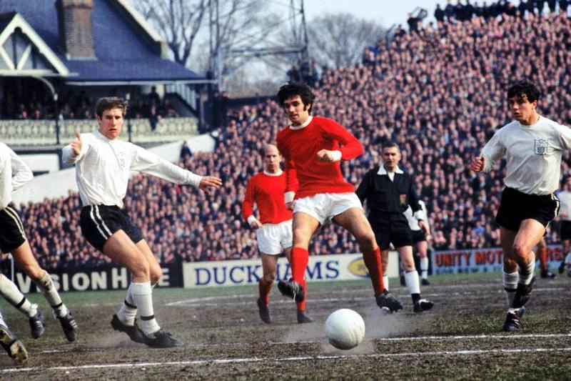 Tiền đạo có đôi mắt nhung người Bắc Ireland, George Best là huyền thoại bậc nhất của MU. Ông đẹp trai, lãng tử, đá bóng giỏi, hoa mỹ...nhưng bóng đá Bắc Ireland thì quá yếu. George Best chỉ xem VCK World Cup qua truyền hình. George Weah, cựu Quả bóng vàng châu Âu trong màu áo AC Milan là ngôi sao sinh nhầm thế hệ vì bóng đá Liberia quá yếu. Tuy nhiên đây là một tài năng bóng đá xuất chúng, một chính trị gia giỏi vì hiện nay Weah là Tổng thống của Liberia. Huyền thoại số 1 của Real Madrid Di Stefano từng khoác áo các đội tuyển Argentina, Tây Ban Nha và Colombia nhưng chưa một lần đá VCK World Cup. Thời đó luật quốc tịch và cầu thủ thi đấu của FIFA còn rất thoáng.