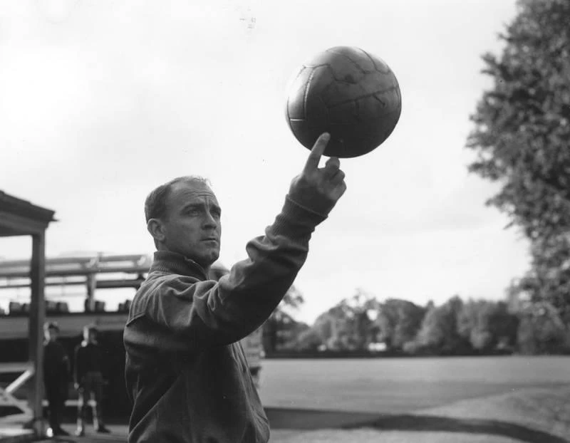 Huyền thoại số 1 của Real Madrid Di Stefano từng khoác áo các đội tuyển Argentina, Tây Ban Nha và Colombia nhưng chưa một lần đá VCK World Cup. Thời đó luật quốc tịch và cầu thủ thi đấu của FIFA còn rất thoáng.