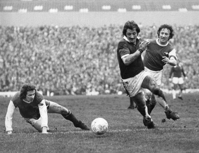 Liam Brady, một huyền thoại của Arsenal sau đó đá cho Juventus, Sampdoria, Inter, anh đã có tên trong tuyển Anh đá Italy 90 nhưng vì trước đó tuyên bố giã từ tuyển Anh nên HLV Bobby Charlton gạch tên đến Ý. Jari Litmanen, ngôi sao lạc lối, 12 năm đeo băng đội trưởng của tuyển Phần Lan, nhưng Phần Lan thiếu vắng tài năng nên tiền đạo của Ajax, Barcelona và Liverpool này luôn nằm nhà xem World Cup. Bernd Schuter (phải) là danh thủ Đức có biệt danh "thiên thần trắng" từng lên ngôi cúp châu Âu cùng Real Madrid và Barcelona và vô địch châu Âu cùng tuyển Đức 1980 nhưng mâu thuẫn với HLV tuyển Đức nên ông tuyên bố chia tay tuyển Đức năm 24 tuổi. Duncan Edwards chơi 177 trận cho MU, với hai ngôi vô địch Anh... nhưng qua đời ở tuổi 21 trong thảm họa Munich máy bay chở đội rơi. Ông là một tài năng thế giới của thế hệ mình. Ian Rush, huyền thoại Liverpool là tay săn bàn vĩ đại nhất trong mọi thời đại của đội, nhưng cũng chưa hề biết không khí VCK World Cup với tư cách cầu thủ là thế nào. Gunnar Nordahl- cầu thủ ghi nhiều bàn thắng nhất tại Olympic 1948, tay săn bàn hàng đầu trong mọi thời đại của AC Milan, năm lần vua phá lưới giải Ý. Tuy nhiên thời đó đất nước Thụy Điển chưa có bóng đá chuyên nghiệp, đội tuyển là những cầu thủ bóng đá nghiệp dư nên Gunnar Nordahl không thể khoác áo tuyển (?!). Lazslo Kubala, cầu thủ Hungary là huyền thoại của Barcelona nhưng không có màu áo đội tuyển để khoác vì ông trốn chạy khỏi Hungary, không hoàn tất các thủ tục quốc tịch. Eric Cantona, một trong những tên tuổi lớn nhất của MU có một tầm ảnh hưởng lớn lên giải ngoại hạng Anh. Song sự nghiệp tuyển Pháp của "King Eric" luôn lận đận và kết thúc cơ hội bằng việc tuyên bố ủng hộ Anh là chủ nhà World Cup chứ không ủng hộ Pháp. Cantona chưa bao giờ được khoác áo Pháp đá VCK World Cup. Abedi Pele, từng vô địch châu Âu cùng Marseille, một trong những huyền thoại của bóng đá châu Phi. Anh chưa một lần vinh dự cùng Ghana đá VCK World Cup, anh thuộc người "sinh nhầm" thế hệ. Bóng đá Xứ Wales sản sinh ra một cầu thủ chạy cánh tài năng cho MU, một trong những tài năng huyền thoại của MU. Thời Giggs thi đấu, Xứ Wales quá ít tài năng nên cứ World Cup về Ryan Giggs lại nằm nhà xem đồng nghiệp trổ tài. Khi chuyển sang làm huấn luyện viên, huyền thoại này tai tiếng rất nhiều trong tình ái. Cuối cùng, trợ lý Rob Page thay thế Giggs dẫn dắt tuyển Xứ Wales đá World Cup 2022. Tiền đạo có đôi mắt nhung người Bắc Ireland, George Best là huyền thoại bậc nhất của MU. Ông đẹp trai, lãng tử, đá bóng giỏi, hoa mỹ...nhưng bóng đá Bắc Ireland thì quá yếu. George Best chỉ xem VCK World Cup qua truyền hình. George Weah, cựu Quả bóng vàng châu Âu trong màu áo AC Milan là ngôi sao sinh nhầm thế hệ vì bóng đá Liberia quá yếu. Tuy nhiên đây là một tài năng bóng đá xuất chúng, một chính trị gia giỏi vì hiện nay Weah là Tổng thống của Liberia. Huyền thoại số 1 của Real Madrid Di Stefano từng khoác áo các đội tuyển Argentina, Tây Ban Nha và Colombia nhưng chưa một lần đá VCK World Cup. Thời đó luật quốc tịch và cầu thủ thi đấu của FIFA còn rất thoáng.