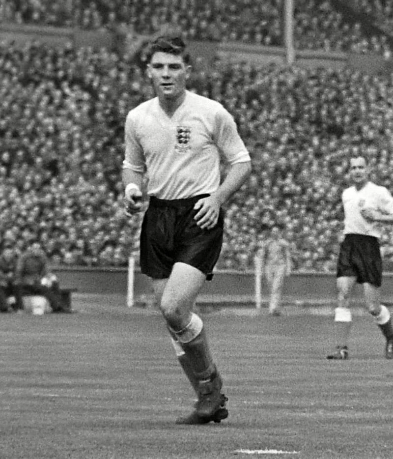 Duncan Edwards chơi 177 trận cho MU, với hai ngôi vô địch Anh... nhưng qua đời ở tuổi 21 trong thảm họa Munich máy bay chở đội rơi. Ông là một tài năng thế giới của thế hệ mình. Ian Rush, huyền thoại Liverpool là tay săn bàn vĩ đại nhất trong mọi thời đại của đội, nhưng cũng chưa hề biết không khí VCK World Cup với tư cách cầu thủ là thế nào. Gunnar Nordahl- cầu thủ ghi nhiều bàn thắng nhất tại Olympic 1948, tay săn bàn hàng đầu trong mọi thời đại của AC Milan, năm lần vua phá lưới giải Ý. Tuy nhiên thời đó đất nước Thụy Điển chưa có bóng đá chuyên nghiệp, đội tuyển là những cầu thủ bóng đá nghiệp dư nên Gunnar Nordahl không thể khoác áo tuyển (?!). Lazslo Kubala, cầu thủ Hungary là huyền thoại của Barcelona nhưng không có màu áo đội tuyển để khoác vì ông trốn chạy khỏi Hungary, không hoàn tất các thủ tục quốc tịch. Eric Cantona, một trong những tên tuổi lớn nhất của MU có một tầm ảnh hưởng lớn lên giải ngoại hạng Anh. Song sự nghiệp tuyển Pháp của "King Eric" luôn lận đận và kết thúc cơ hội bằng việc tuyên bố ủng hộ Anh là chủ nhà World Cup chứ không ủng hộ Pháp. Cantona chưa bao giờ được khoác áo Pháp đá VCK World Cup. Abedi Pele, từng vô địch châu Âu cùng Marseille, một trong những huyền thoại của bóng đá châu Phi. Anh chưa một lần vinh dự cùng Ghana đá VCK World Cup, anh thuộc người "sinh nhầm" thế hệ. Bóng đá Xứ Wales sản sinh ra một cầu thủ chạy cánh tài năng cho MU, một trong những tài năng huyền thoại của MU. Thời Giggs thi đấu, Xứ Wales quá ít tài năng nên cứ World Cup về Ryan Giggs lại nằm nhà xem đồng nghiệp trổ tài. Khi chuyển sang làm huấn luyện viên, huyền thoại này tai tiếng rất nhiều trong tình ái. Cuối cùng, trợ lý Rob Page thay thế Giggs dẫn dắt tuyển Xứ Wales đá World Cup 2022. Tiền đạo có đôi mắt nhung người Bắc Ireland, George Best là huyền thoại bậc nhất của MU. Ông đẹp trai, lãng tử, đá bóng giỏi, hoa mỹ...nhưng bóng đá Bắc Ireland thì quá yếu. George Best chỉ xem VCK World Cup qua truyền hình. George Weah, cựu Quả bóng vàng châu Âu trong màu áo AC Milan là ngôi sao sinh nhầm thế hệ vì bóng đá Liberia quá yếu. Tuy nhiên đây là một tài năng bóng đá xuất chúng, một chính trị gia giỏi vì hiện nay Weah là Tổng thống của Liberia. Huyền thoại số 1 của Real Madrid Di Stefano từng khoác áo các đội tuyển Argentina, Tây Ban Nha và Colombia nhưng chưa một lần đá VCK World Cup. Thời đó luật quốc tịch và cầu thủ thi đấu của FIFA còn rất thoáng.