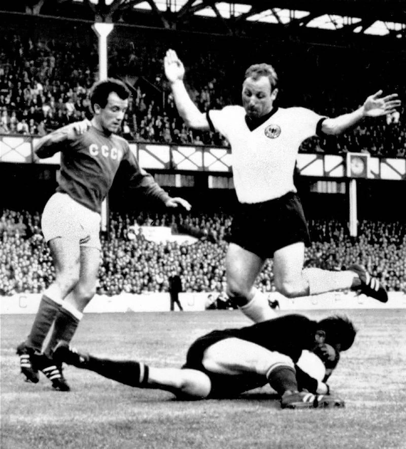 Uwe Seeler (áo trắng) ghi chín bàn qua 21 trận cho tuyển Đức. Paolo Rossi đá 14 trận ghi chín bàn cho tuyển Ý. "Tội đồ quả luân lưu cuối cùng hỏng ăn" tại chung kết USA 94 giữa Ý - Brazil, Roberto Baggio ghi chín bàn trong 16 trận ra quân. Vava của Brazil còn hơn thế, khi ghi chín bàn trong 10 trận VCK World Cup. Christian Vieri đá chín trận, cứ mỗi trận một bàn cho tuyển Ý. Còn huyền thoại Bồ Đào Nha gốc Mozampique - Eusebio chỉ cần sáu trận ghi chín bàn. Tương tự Ademir của Brazil ra sân sáu trận ghi chín bàn. Huyền thoại Ba Lan - Lato đá 20 trận ghi 10 bàn. Gary Lineker cũng rất xuất sắc đá 12 trận có 10 bàn cho tuyển Anh. "Vua sư tử" Batigol - Batistuta đá 12 trận 10 lần chọc thủng lưới đối phương cho tuyển Argentina. Jurgen Klinsmann với 17 lần ra sân ghi 11 bàn. Huyền thoại Hungary Sander Kocsis đá năm trận ghi 11 bàn. Just Fontaine kỷ lục gia thách thức mọi thời đại, chỉ đá một VCK World Cup 1958 qua năm trận ghi 13 bàn.cho Pháp. Gerd Muller đá 13 trận ghi 14 bàn cho tuyển Đức. Miroslav Klose đá 24 trận ghi 16 bàn, nhiều bàn thắng bằng đầu cho tuyển Đức.