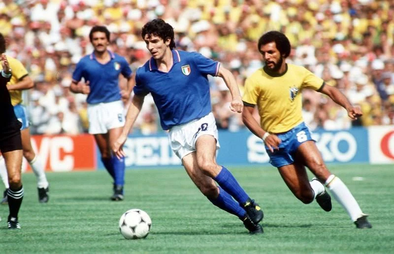 Paolo Rossi đá 14 trận ghi chín bàn cho tuyển Ý. "Tội đồ quả luân lưu cuối cùng hỏng ăn" tại chung kết USA 94 giữa Ý - Brazil, Roberto Baggio ghi chín bàn trong 16 trận ra quân. Vava của Brazil còn hơn thế, khi ghi chín bàn trong 10 trận VCK World Cup. Christian Vieri đá chín trận, cứ mỗi trận một bàn cho tuyển Ý. Còn huyền thoại Bồ Đào Nha gốc Mozampique - Eusebio chỉ cần sáu trận ghi chín bàn. Tương tự Ademir của Brazil ra sân sáu trận ghi chín bàn. Huyền thoại Ba Lan - Lato đá 20 trận ghi 10 bàn. Gary Lineker cũng rất xuất sắc đá 12 trận có 10 bàn cho tuyển Anh. "Vua sư tử" Batigol - Batistuta đá 12 trận 10 lần chọc thủng lưới đối phương cho tuyển Argentina. Jurgen Klinsmann với 17 lần ra sân ghi 11 bàn. Huyền thoại Hungary Sander Kocsis đá năm trận ghi 11 bàn. Just Fontaine kỷ lục gia thách thức mọi thời đại, chỉ đá một VCK World Cup 1958 qua năm trận ghi 13 bàn.cho Pháp. Gerd Muller đá 13 trận ghi 14 bàn cho tuyển Đức. Miroslav Klose đá 24 trận ghi 16 bàn, nhiều bàn thắng bằng đầu cho tuyển Đức.