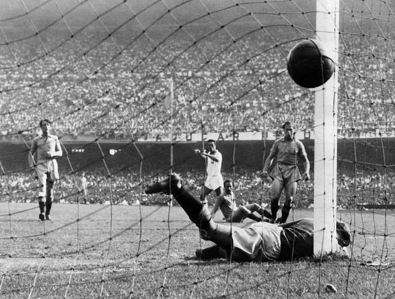Tương tự Ademir của Brazil ra sân sáu trận ghi chín bàn. Huyền thoại Ba Lan - Lato đá 20 trận ghi 10 bàn. Gary Lineker cũng rất xuất sắc đá 12 trận có 10 bàn cho tuyển Anh. "Vua sư tử" Batigol - Batistuta đá 12 trận 10 lần chọc thủng lưới đối phương cho tuyển Argentina. Jurgen Klinsmann với 17 lần ra sân ghi 11 bàn. Huyền thoại Hungary Sander Kocsis đá năm trận ghi 11 bàn. Just Fontaine kỷ lục gia thách thức mọi thời đại, chỉ đá một VCK World Cup 1958 qua năm trận ghi 13 bàn.cho Pháp. Gerd Muller đá 13 trận ghi 14 bàn cho tuyển Đức. Miroslav Klose đá 24 trận ghi 16 bàn, nhiều bàn thắng bằng đầu cho tuyển Đức.