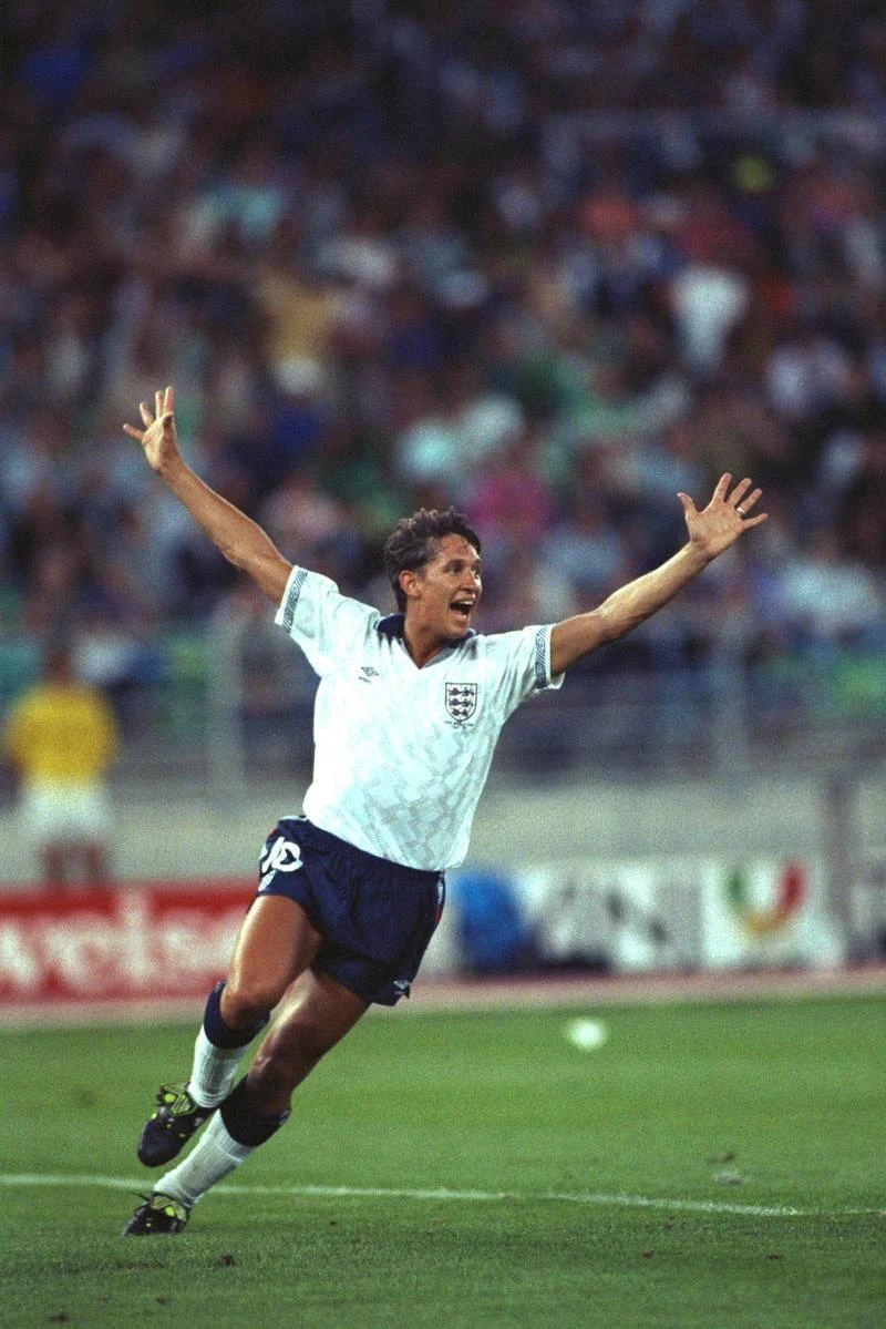 Gary Lineker cũng rất xuất sắc đá 12 trận có 10 bàn cho tuyển Anh. "Vua sư tử" Batigol - Batistuta đá 12 trận 10 lần chọc thủng lưới đối phương cho tuyển Argentina. Jurgen Klinsmann với 17 lần ra sân ghi 11 bàn. Huyền thoại Hungary Sander Kocsis đá năm trận ghi 11 bàn. Just Fontaine kỷ lục gia thách thức mọi thời đại, chỉ đá một VCK World Cup 1958 qua năm trận ghi 13 bàn.cho Pháp. Gerd Muller đá 13 trận ghi 14 bàn cho tuyển Đức. Miroslav Klose đá 24 trận ghi 16 bàn, nhiều bàn thắng bằng đầu cho tuyển Đức.