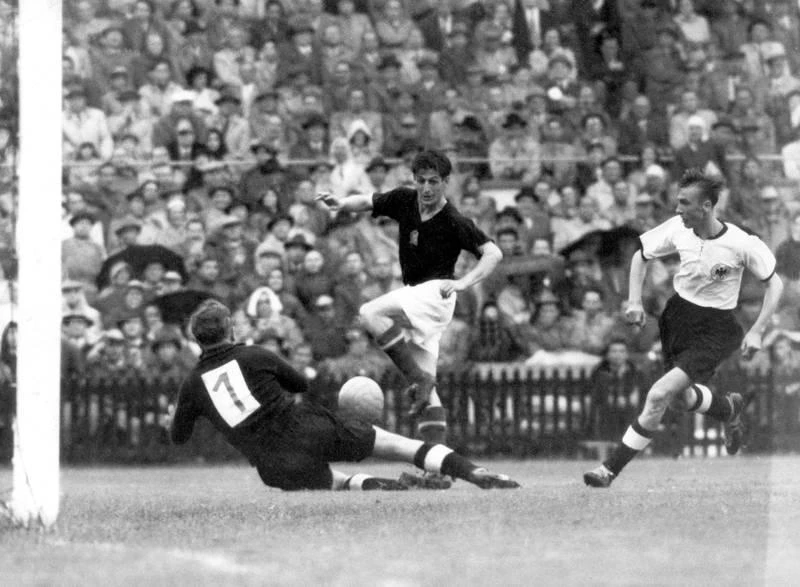 Huyền thoại Hungary Sander Kocsis đá năm trận ghi 11 bàn. Just Fontaine kỷ lục gia thách thức mọi thời đại, chỉ đá một VCK World Cup 1958 qua năm trận ghi 13 bàn.cho Pháp. Gerd Muller đá 13 trận ghi 14 bàn cho tuyển Đức. Miroslav Klose đá 24 trận ghi 16 bàn, nhiều bàn thắng bằng đầu cho tuyển Đức.