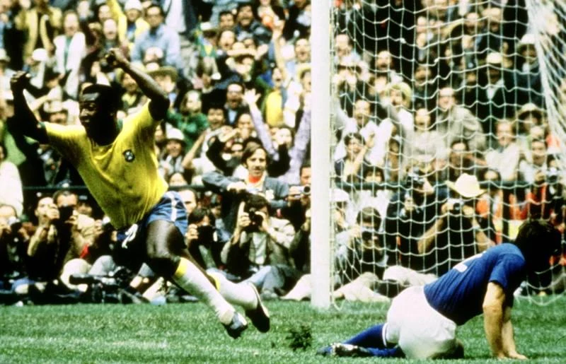 Just Fontaine kỷ lục gia thách thức mọi thời đại, chỉ đá một VCK World Cup 1958 qua năm trận ghi 13 bàn.cho Pháp. Gerd Muller đá 13 trận ghi 14 bàn cho tuyển Đức. Miroslav Klose đá 24 trận ghi 16 bàn, nhiều bàn thắng bằng đầu cho tuyển Đức.