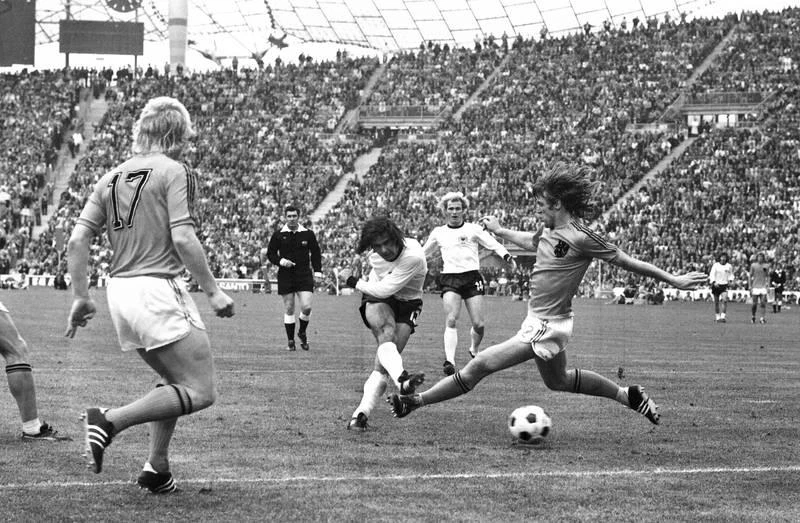 Gerd Muller đá 13 trận ghi 14 bàn cho tuyển Đức. Miroslav Klose đá 24 trận ghi 16 bàn, nhiều bàn thắng bằng đầu cho tuyển Đức.