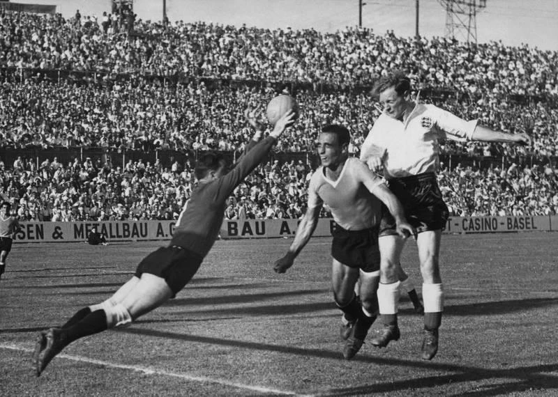Oscar Miguez tám lần chọc thủng lưới đối phương qua chỉ bảy trận cho tuyển Uruguay. Uwe Seeler (áo trắng) ghi chín bàn qua 21 trận cho tuyển Đức. Paolo Rossi đá 14 trận ghi chín bàn cho tuyển Ý. "Tội đồ quả luân lưu cuối cùng hỏng ăn" tại chung kết USA 94 giữa Ý - Brazil, Roberto Baggio ghi chín bàn trong 16 trận ra quân. Vava của Brazil còn hơn thế, khi ghi chín bàn trong 10 trận VCK World Cup. Christian Vieri đá chín trận, cứ mỗi trận một bàn cho tuyển Ý. Còn huyền thoại Bồ Đào Nha gốc Mozampique - Eusebio chỉ cần sáu trận ghi chín bàn. Tương tự Ademir của Brazil ra sân sáu trận ghi chín bàn. Huyền thoại Ba Lan - Lato đá 20 trận ghi 10 bàn. Gary Lineker cũng rất xuất sắc đá 12 trận có 10 bàn cho tuyển Anh. "Vua sư tử" Batigol - Batistuta đá 12 trận 10 lần chọc thủng lưới đối phương cho tuyển Argentina. Jurgen Klinsmann với 17 lần ra sân ghi 11 bàn. Huyền thoại Hungary Sander Kocsis đá năm trận ghi 11 bàn. Just Fontaine kỷ lục gia thách thức mọi thời đại, chỉ đá một VCK World Cup 1958 qua năm trận ghi 13 bàn.cho Pháp. Gerd Muller đá 13 trận ghi 14 bàn cho tuyển Đức. Miroslav Klose đá 24 trận ghi 16 bàn, nhiều bàn thắng bằng đầu cho tuyển Đức.