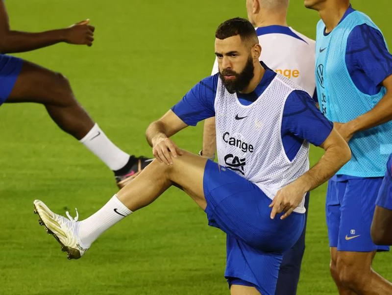 Karim Benzema "nuốt trọn" buổi tập cùng tuyển Pháp chiều thứ bảy, nhưng sau đó thì chấn thương tái phát nghiêm trọng. Ảnh: AFP