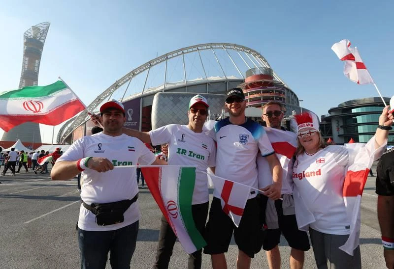 Fan Anh và Iran trước trận đấu của hai đội ở vòng bảng. Ảnh: Getty
