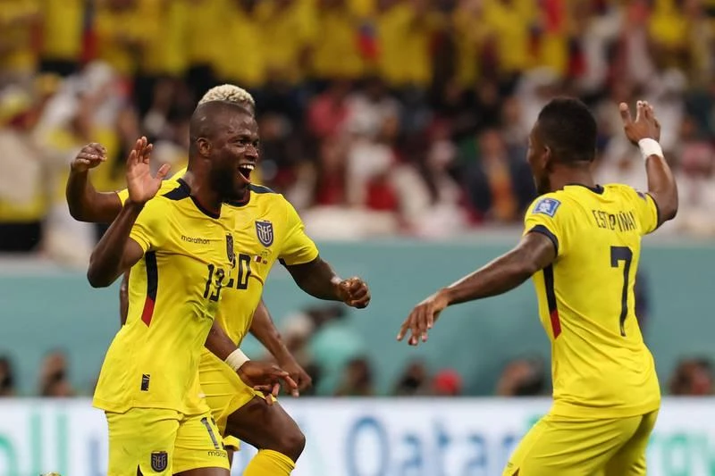 Thời điểm Enner Valencia hoàn thành cú đúp phút 31 là hàng ngàn fan Qatar kéo nhau ra về. Ảnh: Getty