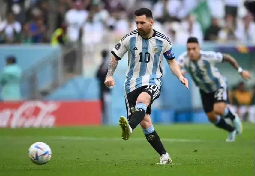 Messi có bàn thắng sớm cho Argentina từ chấm 11m ở phút thứ 10. Ảnh: Getty Messi có bàn thắng sớm cho Argentina từ chấm 11m ở phút thứ 10. Ảnh: Getty
