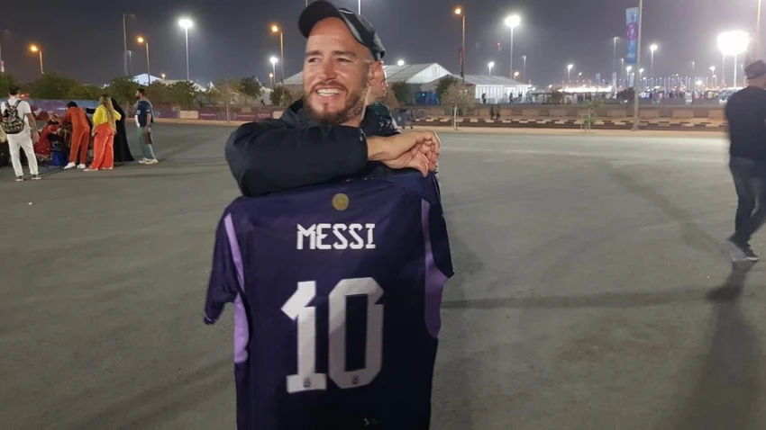 Diego rao đổi chiếc áo Messi lấy tấm vé xem trận Pháp gặp Úc. Ảnh: Getty
