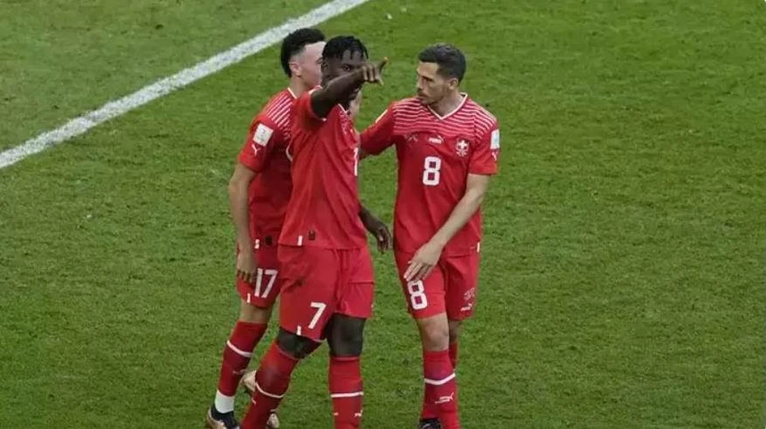 Breel Embolo ghi bàn cho Thụy Sĩ nhưng không ăn mừng. Ảnh: Getty