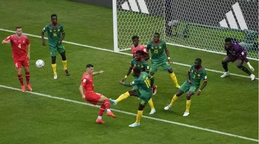 Những phút đầu trận cầu môn Onana liên tục chao đảo. Ảnh: Getty