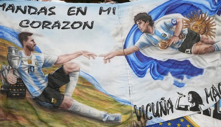 "Thiên thần" Maradona, "thánh" Maradona đã phù hộ cho Messi và Argentina? Fan Argentina rất tin vào điều đó. Ảnh: Getty "Thiên thần" Maradona, "thánh" Maradona đã phù hộ cho Messi và Argentina? Fan Argentina rất tin vào điều đó. Ảnh: Getty