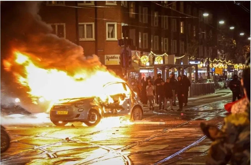 Quang cảnh thật hãi hùng ngay thủ đô Brussels. Ảnh: EPA Quang cảnh thật hãi hùng ngay thủ đô Brussels. Ảnh: EPA