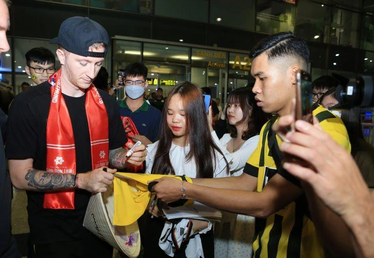 Nhà vô địch World Cup 2014, Marco Reus ký tặng người hâm mộ tại sân bay Nội Bài. Ảnh: VFF Nhà vô địch World Cup 2014, Marco Reus ký tặng người hâm mộ tại sân bay Nội Bài. Ảnh: VFF