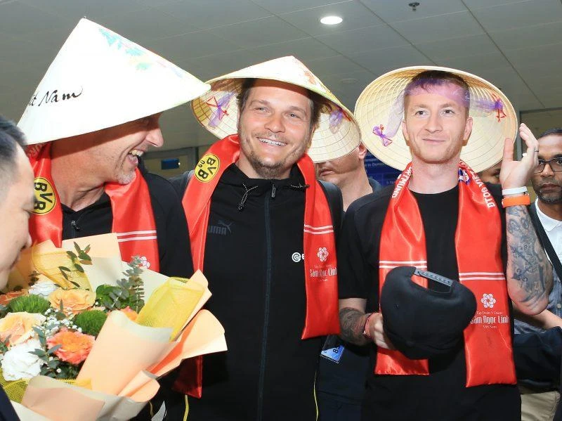 Marco Reus đầu đội nón lá, tay cầm mũ...lạ lẫm nhìn xung quanh. Ảnh: VFF Marco Reus đầu đội nón lá, tay cầm mũ...lạ lẫm nhìn xung quanh. Ảnh: VFF